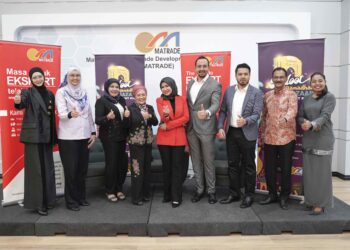 ALAA Abdalwahed (empat dari kanan), Pengarah Eksekutif Media Hub Connection, Raja Hairul Azmil Tengku Azmi Karib dan Pengarah Projek Media Hub Connection, Hurriyyah Alhusna Mohd Nashim pada majlis pelancaran Kaloot Ramadan Bazaar MATRADE @ Mont Kiara di Kuala Lumpur.