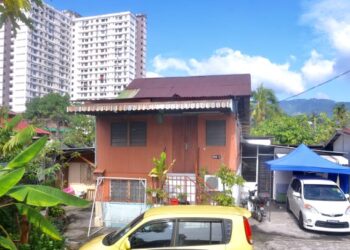 SALAH sebuah rumah lama di Kampung Dodol, Pulau Pinang yang masih mengekalkan identiti perkampungan Melayu tradisional. – UTUSAN/AMIR IRSYAD OMAR