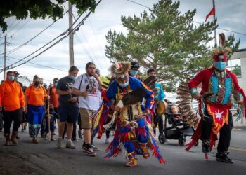 KOMUNITI dari Kahnawake Mohawk berarak menuju ke bandar untuk memperingati penemuan 215 mayat kanak-kanak Orang Asli yang dikebumikan di sebuah sekolah lama di British Columbia. - AFP