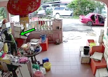 RAKAMAN CCTV menunjukkan suspek (kiri) mencuri barangan di sebuah rumah di Taman Sungai Sembilang, Jeram, Kuala Selangor, semalam.