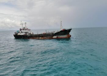 Kapal tangki yang berdaftar di Mongolia ditahan Maritim Malaysia di perairan Johor kerana bersauh tanpa kebenaran.