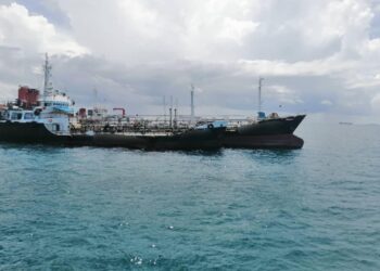 KAPAL tangki Mongolia ditahan selepas berlabuh tanpa kebenaran di kedudukan kira-kira 12.5 batu nautika timur Tanjung Siang, Kota Tinggi, Johor semalam.