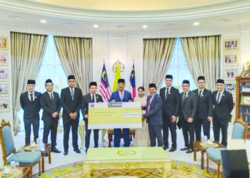 NUR AZMI Ahmad (lima, kanan) menerima replika cek RM1 juta daripada Pengarah Urusan Kumpulan The Roof Realty Sdn. Bhd., Datuk Nicholas Yap (empat, kiri) sambil disaksikan Mohd. Ali Mohd. Rustam (lima, kiri) di Seri Negeri, Ayer Keroh semalam. – UTUSAN/MUHAMMAD SHAHIZAM TAZALI