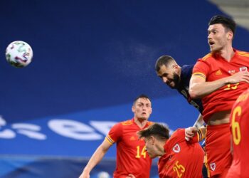 AKSI Karim Benzema ketika menanduk bola dalam aksi persahabatan menentang Wales di Stadium Allianz Riviera, Nice, Perancis. - AFP