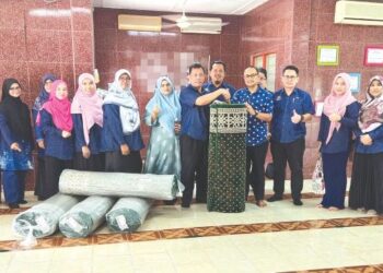 HARIS SALLEH Hamzah (depan, 5 dari kanan) menyampaikan sumbangan lima gulung karpet kepada wakil PIBG di Sekolah Kebangsaan Temin, Jerantut, Pahang baru-baru ini. 
– UTUSAN/HARIS FADILAH AHMAD