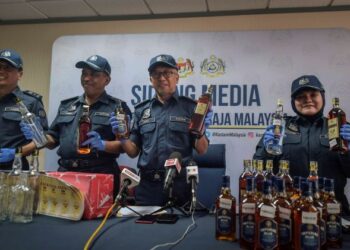 ZAZULI Johan (tengah) menunjukkan botol minuman keras yang dirampas JKDM di Kompleks Kastam Kargo KLIA Sepang, Selangor. - UTUSAN/FAISOL MUSTAFA
