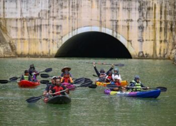PENGUNJUNG ceria selepas menelusuri terowong membelah bukit batu kapur berusia 500 juta tahun dengan kayak di Terusan Kampung Wai, Kuala Perlis, semalam. – FOTO/SHAHIR NOORDIN