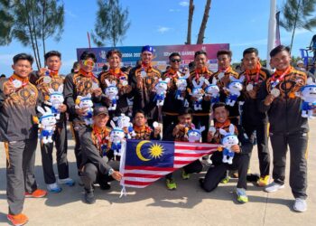 MALAYSIA meraih sejarah memenangi pingat perak dalam bot tradisional250 meter 12 kru lelaki di bandar Kampot, Kemboja. - IHSAN MAJLIS SUKAN POLITEKNIK MALAYSIA
