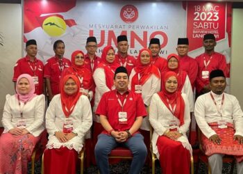 NAZIFUDDIN Najib (duduk, tengah) bersama sebahagian Ahli Jawatankuasa UMNO Bahagian Langkawi yang baharu selepas Mesyuarat Perwakilan UMNO Bahagian Langkawi di Hotel Bayview, Kuah. -UTUSAN/NUR AMALINA AZMAN