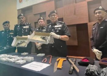 WAN Hassan Wan Ahmad (dua dari kanan) bersama pegawainya menunjukkan senjata digunakan dua penjenayah yang melakukan samun dalam sidang akhbar di IPK Kedah, Alor Setar. - FOTO/JAMLIAH ABDULLAH