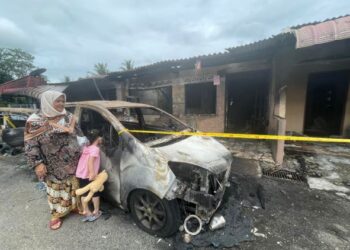 KAMARIAH Shamsudin melihat keadaan rumah dan kereta yang terbakar di Taman Indah Jabi, Pokok Sena, Kedah. - UTUSAN/JAMLIAH ABDULLAH