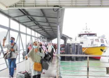 FERI penumpang dari Kuala Kedah dan Kuala Perlis menjadi salah satu pengangkutan utama untuk pelancong berkunjung ke Pulau Langkawi