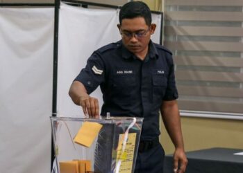 SEORANG anggota polis mengundi pada proses pengundian awal PRU15 Parlimen Padang Serai di IPD Kulim. -UTUSAN/SHAHIR NOORDIN