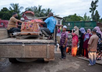JENAZAH Siti Nor Surya Ismail dibawa menggunakan lori tiba di rumah keluarganya di Kampung Lubuk Batu, Kuala Telemong semalam sebelum dikebumikan selepas solat Maghrib. – UTUSAN/PUQTRA HAIRRY