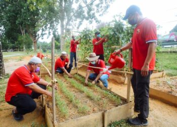 PARA Penduduk Seksyen 8 Prima, Bandar Baru Bangi, Selangor bergotong-royong mengusahakan kobuniti dalam kejiranan mereka.