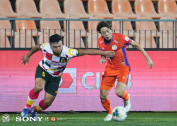 AKSI di antara pemain Kedah (kiri) dan Felda United  di Stadium Tun Abdul Razak, Jengka, sebentar tadi. - KEDAH FA