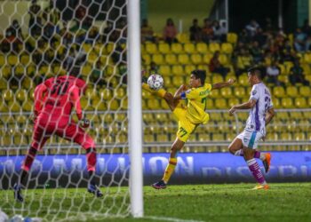 PEMAIN Kedah, Azammuddin Akil cuba melakukan rembatan ke gawang Sri Pahang dalam perlawanan Liga Super Malaysia  di Stadium Darul Aman kelmarin. - UTUSAN/SHAHIR NOORDIN