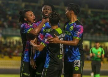 PEMAIN Melaka United meraikan jaringan Ifedayo Olusegun ketika menentang Kedah dalam aksi Liga Super di Stadium Darul Aman, Alor Setar malam ini.- UTUSAN/SHAHIR NOORDIN