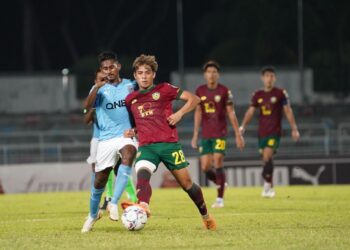 KEDAH (baju merah) mensia-siakan kelebihan mendahului tiga kali sebelum seri 3-3 dengan PJ City kelmarin. - IHSAN KDA FC
