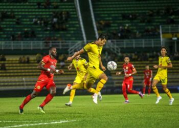 PEMAIN Kedah, Jang Suk-won (kanan) mengawal bola ketika membantu pasukannya menentang Negeri Sembilan dalam aksi Liga Super di Stadium Darul Aman, Alor Setar malam ini. - UTUSAN/ SHAHIR NOORDIN