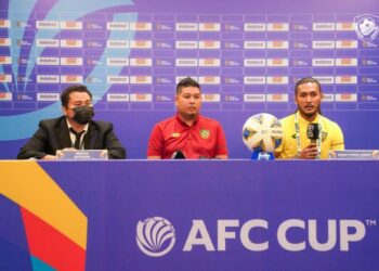 AIDIL Sharin Sahak (tengah) dalam sidang akhbar menjelang pertemuan menentang Kaya FC di Bali, hari ini.