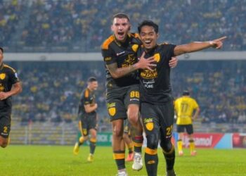 PERTAHANAN Kedah, Arif Farhan Md. Isa meraikan jaringannya ketika menentang Perak FC dalam perlawanan Liga Super di Stadium Perak, Ipoh malam tadi. - UTUSAN/ZULFACHRI ZULKIFLI