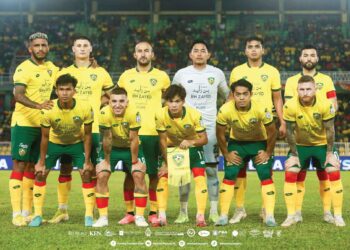 Willian Lira (belakang, kiri) berada dalam kesebelasan utama Kedah Darul Aman yang disingkirkan oleh Penang FC pada pusingan pertama Piala FA di Stadium Darul Aman, Alor Setar kelmarin. – IHSAN KDA FC