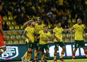 PEMAIN Kedah meraikan jaringan ketika menumpaskan Kuching City dalam perlawanan Liga Super di Stadium Darul Aman, Alor Setar malam tadi. - UTUSAN/SHAHIR NOORDIN