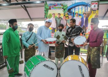 KETUA Pegawai Eksekutif SAB Global (M) Sdn. Bhd., Datuk V. Harikrishnan (dua kanan) bersama  Ketua Pegawai Eksekutif KDA FC, Khamal Idris Ali (tiga kiri) menyampaikan sumbangan peralatan muzik kepada Kelab Penyokong KDA FC dalam majlis iftar di Fantasia Aqua Park, Jitra. – UTUSAN/SHAHIR NOORDIN