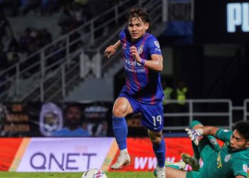 KALAMULLAH Al-Hafiz Mat Rowi (kanan) berdepan penyerang JDT, Akhyar Rashid ketika menjadi penjaga gol Petaling Jaya City dalam aksi Liga Super di Petaling Jaya pada 26 Oktober tahun lalu. – MINGGUAN/SHIDDIEQIIN ZON
