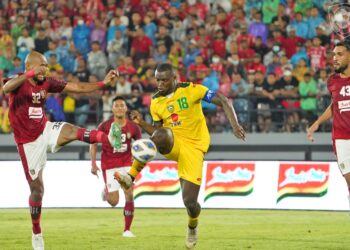 PENYERANG Kedah, Ngah Wanja (tengah) dihadang dua pemain Bali United dalam perlawanan Piala AFC di Stadium Kapten I Wayan Dipta, Bali kelmarin. - IHSAN KDA FC
