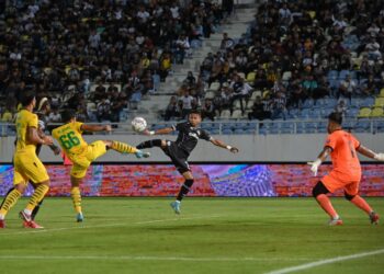 AKSI pemain Terengganu, Faisal Abdul Halim ketika melakukan percubaan menentang Kedah pada pusingan kedua Piala FA di Stadium Sultan Mizan Zainal Abidin, Kuala Nerus, malam tadi. - UTUSAN/PUQTRA HAIRRY ROSLI