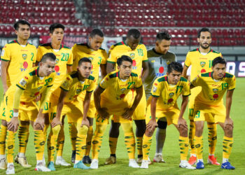 Barisan kesebelasan utama Kedah pada aksi menentang PSM Makassar pada aksi separuh akhir Zon ASEAN di Stadium Kapten I Wayan Dipta, Bali, Indonesia. -IHSAN KDA FC
