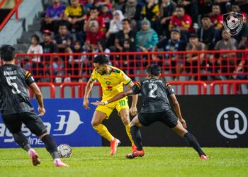 Pemain import Kedah  Mahmoud Al Mardi cuba melepasi pertahanan Negeri Sembilan dalam aksi Piala Malaysia di Stadium Tunku Abdul Rahman, Paroi.-IHSAN KDA FC
