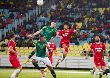 PERTAHANAN Kedah dari Serbia, Bojan Ciger diasak pertahanan Selangor Sharul Nazeem Zulpakar pada aksi persahabatan di Stadium Batu Kawan, Pulau Pinang, kelmarin.-IHSAN KDAFC