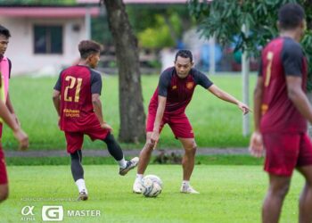 BIARPUN diselubungi isu tunggakan gaji, pemain Kedah tetap bersemangat menjalani latihan dalam persiapan menghadapi Johor Darul Ta’zim (JDT) pada suku akhir Piala Malaysia esok. - IHSAN KDA FC