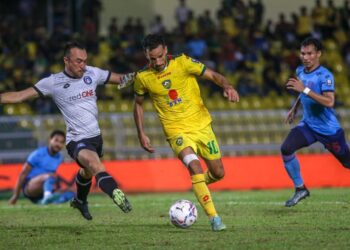 MAHMOUD Al-Mardi (tengah) terlepas beberapa peluang untuk menewaskan Khairul Fahmi Che Mat (kiri) dalam aksi Liga Super di Stadium Darul Aman, Alor Setar. -UTUSAN/SHAHIR NOORDIN