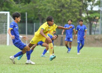 AKSI Kedah (kuning, hijau) ketika menentang Perlis dalam perlawanan Kumpulan D, Sukma 2022 di Uniten, Bangi hari ini. - IHSAN KDA FC