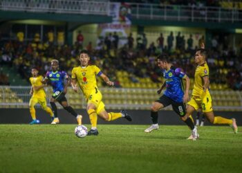 PEMAIN Melaka United, Wan Zaharulnizam Zakaria (tengah) cuba melepasi pertahanan Kedah, Jang Suk-won dalam aksi Super di Alor Setar kelmarin. - UTUSAN/ SHAHIR NOORDIN