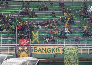 SEBAHAGIAN penonton yang hadir di Stadium Darul Aman ketika menonton aksi Kedah menentang Sarawak United kelmarin. - IHSAN KDA FC