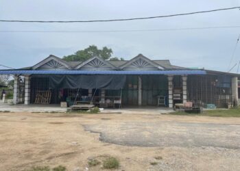 SALAH sebuah kedai di pekan Cherang Ruku, Kota Bharu, Kelantan yang menjadi tumpuan pembeli ditutup, semalam. – UTUSAN/TOREK SULONG