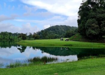 KEHIJAUAN fairway KGBB menyerlahkan lagi keindahan panorama dengan kebiruan air tasik jernih yang mengeliling padang golf tersebut.