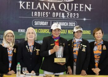 SHARIFAH Khatijah Syed Abdul Rahman (tengah) bersama trofi dan barisan penganjur kejohanan KGNS Kelana Queen Ladies Open 2023. 