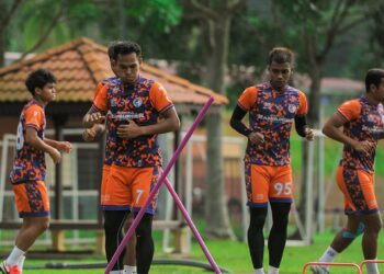 PEMAIN Kelantan FC menjalani latihan akhir sebelum berdepan Perak di Ipoh malam ini. - IHSAN TRW KELANTAN FC