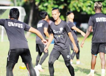 PEMAIN Kelantan United giat menjalani sesi latihan di Padang Mardi, Kota Bharu, Kelantan menjelang pertemuan dengan PDRM FC hari ini. 
– IHSAN KELANTAN UNITED