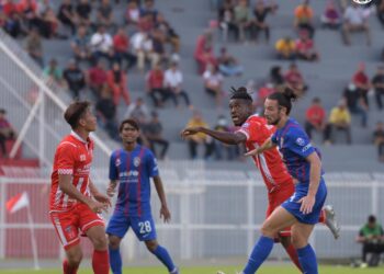 PENYERANG Kelantan FC, Kervens Belfort ketika cuba melepasi kawalan pemain JDT II dalam aksi Liga Perdana di Stadium Sultan Muhammad ke-IV, Kota Bharu kelmarin. - IHSAN TRW KELANTAN FC
