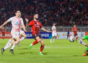 MIGUEL Cifuentes (tengah) cuba menembusi benteng Kuala Lumpur City dalam aksi Liga Super di Stadium Sultan Muhammad IV, Kota Bharu malam tadi. -UTUSAN/KAMARUL BISMI KAMARUZAMAN