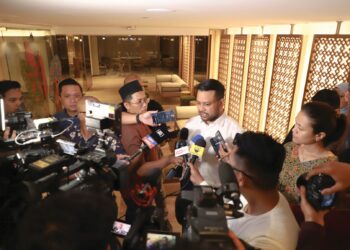 STUART Ramalingam menjawab soalan wartawan ketika ditemui pada majlis berbuka puasa MFL bersama media  kelmarin.
