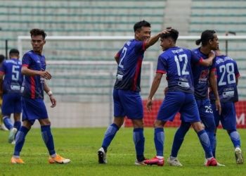 HAKIMI Abdullah meraikan jaringannya bersama rakan sepasukan ketika membantu Kelantan membelasah UKM FC 5-1 di Stadium Majlis Perbandaran Selayang, hari ini. - UTUSAN/SHIDDIEQIIN ZON