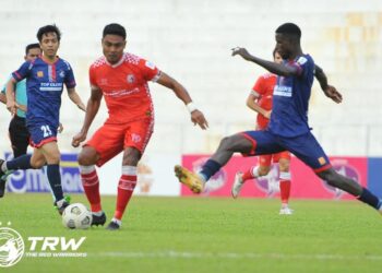 AKSI pemain Kelantan United (baju merah) ketika menentang PDRM FC di Kota Bharu semalam. - IHSAN TRW KELANTAN FC